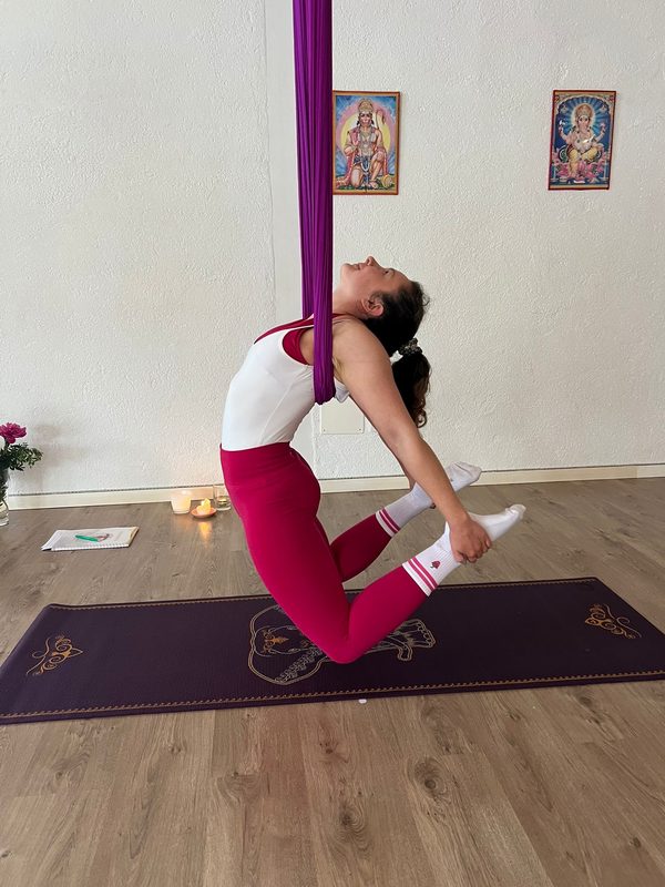 Aerial-Kamel — Backbend mit Tuch-Unterstützung